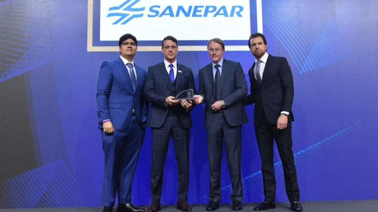 Sanepar recebe Prêmio Valor 1000 sendo a melhor empresa de saneamento do Brasil.