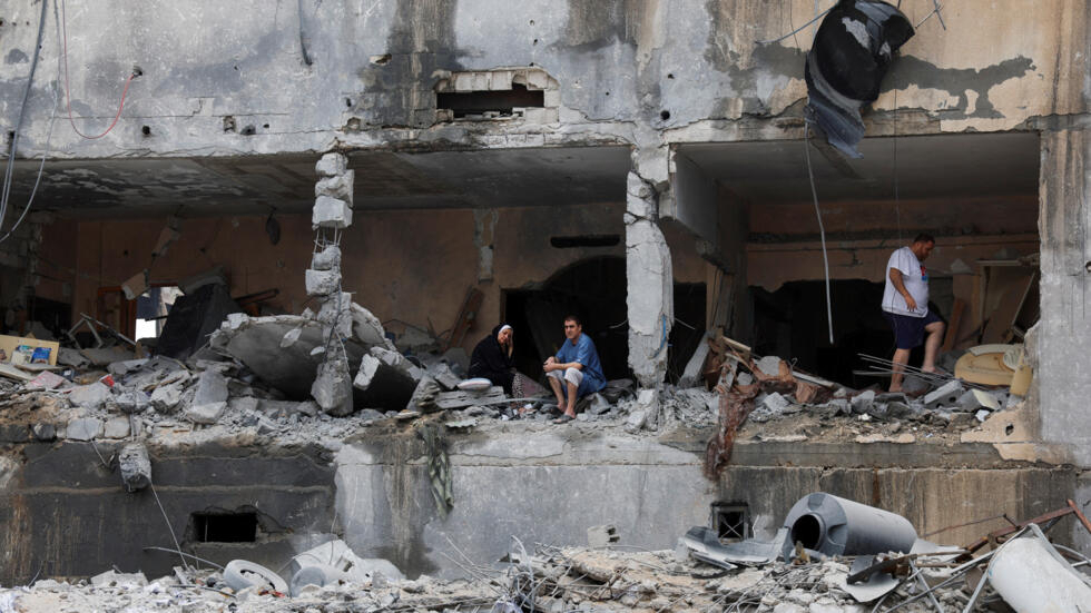 Conflito Israel x Hama, imagens de prédio destruídos.